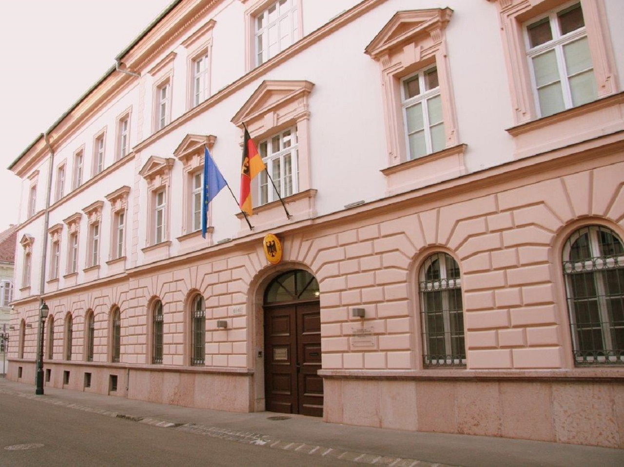 Nemecké veľvyslanectvo poučuje Maďarsko napriek tomu, že doma sa im stupňuje homofóbne násilie