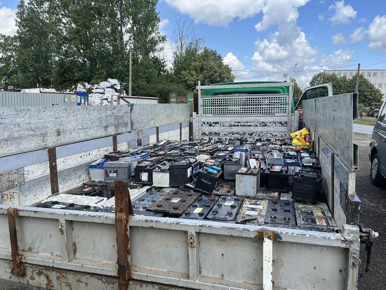 Polícia obvinila maďarského občana pre dovoz starých autobatérií na Slovensko