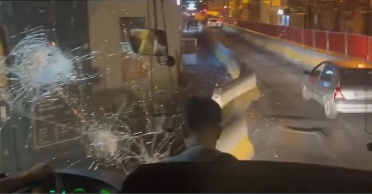 V Marseille došlo k útoku na autobus so 41 čínskymi turistami, násilie vo Francúzsku pokračuje