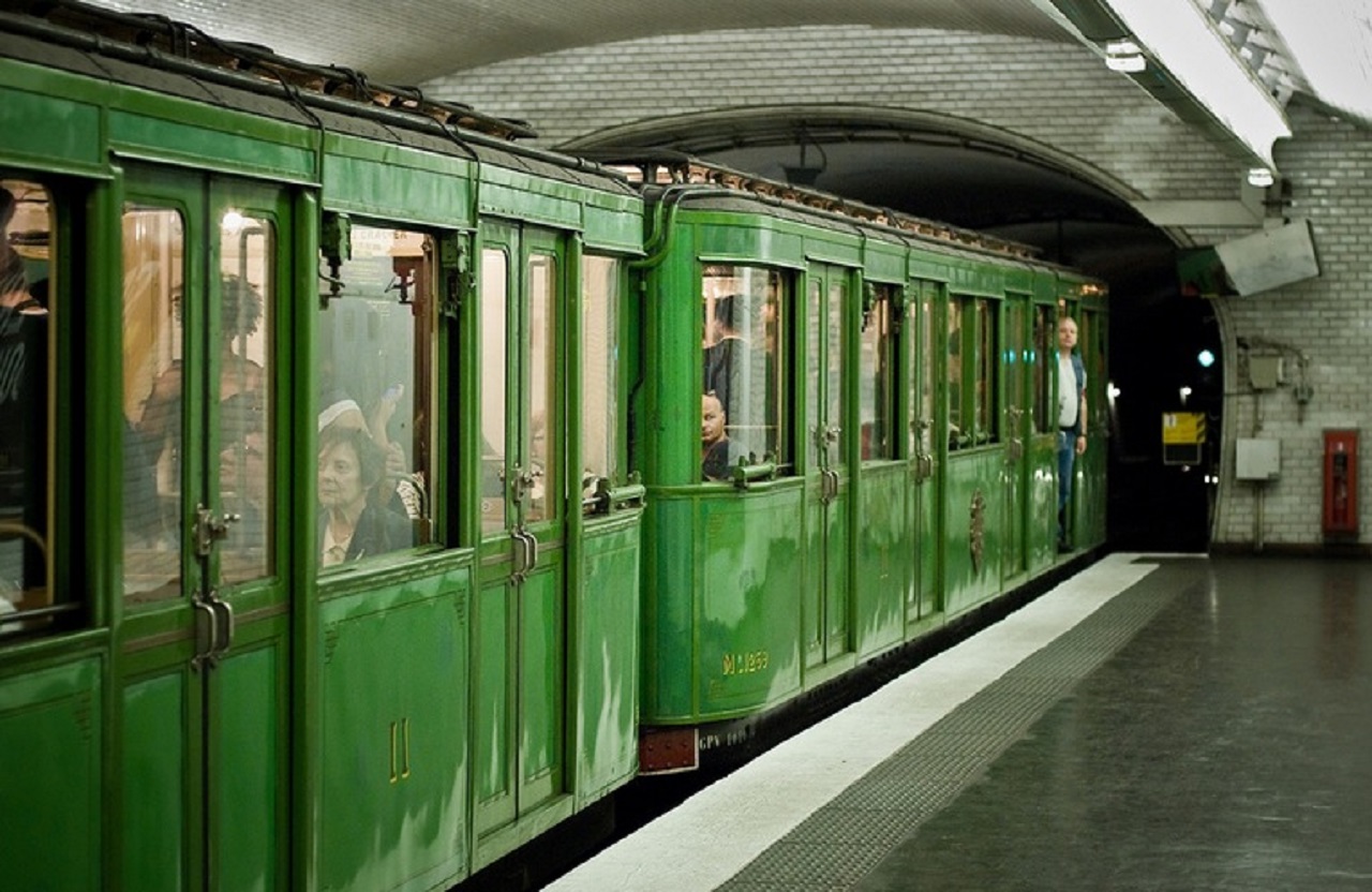 Bezpečné priestory? Parížske metro vyhradí miesta na pomoc obetiam sexuálnych útokov