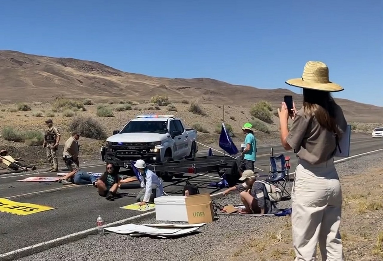 Rangeri sa s nimi nemaznali: Autom prerazili blokádu klimatických aktivistov