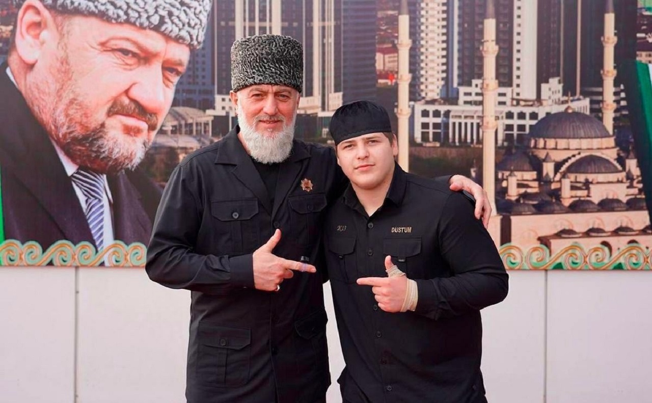 Zachoval sa veľmi humánne, keď ho nechal žiť – hodnotia počin Kadyrovovho syna najvyšší predstavitelia Čečenska