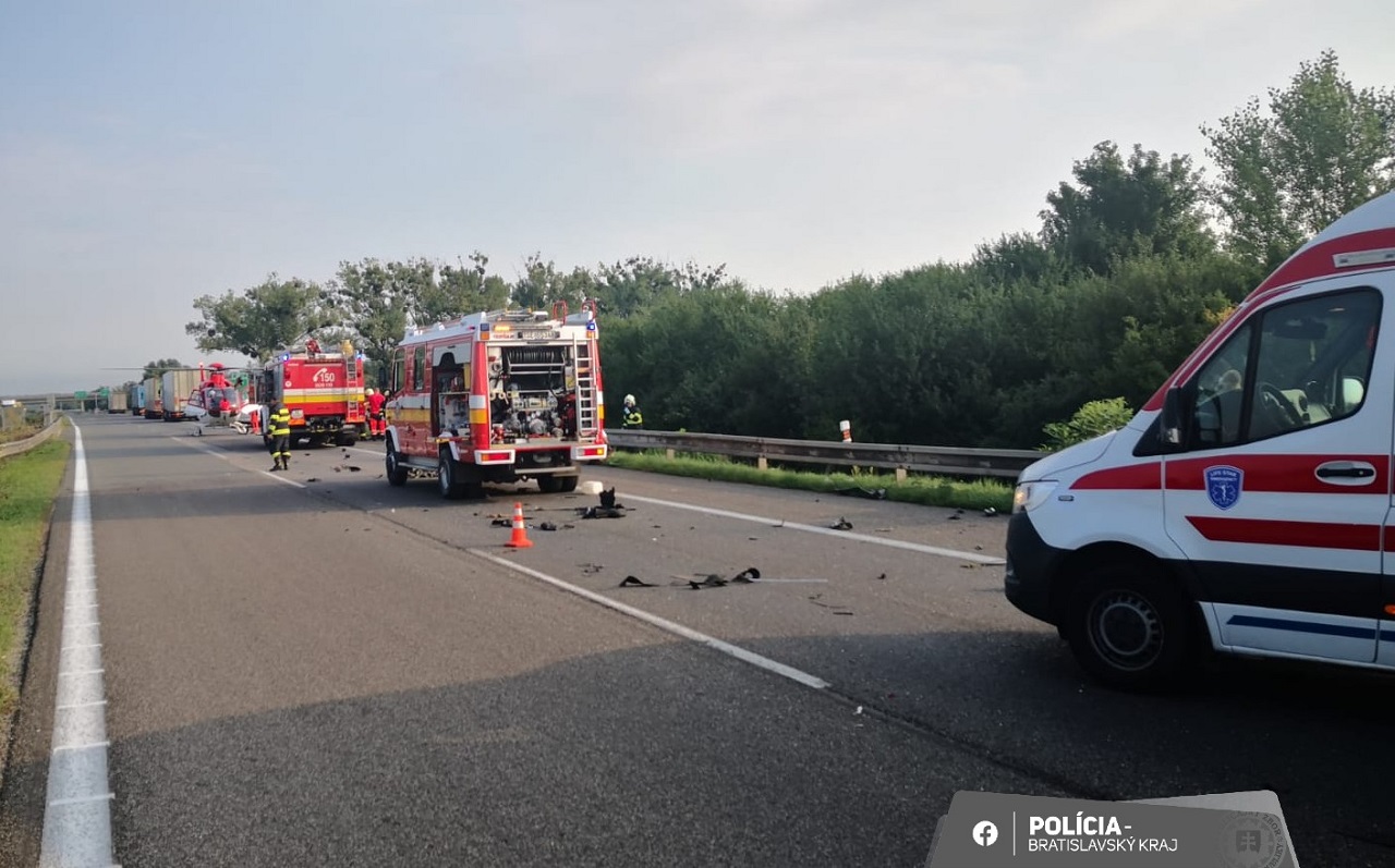 Diaľnica D2 smerom do ČR je pre dopravnú nehodu uzavretá