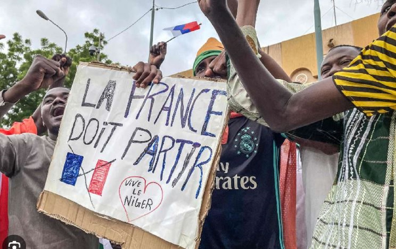Nigerská vojenská junta vyhostila francúzskeho veľvyslanca