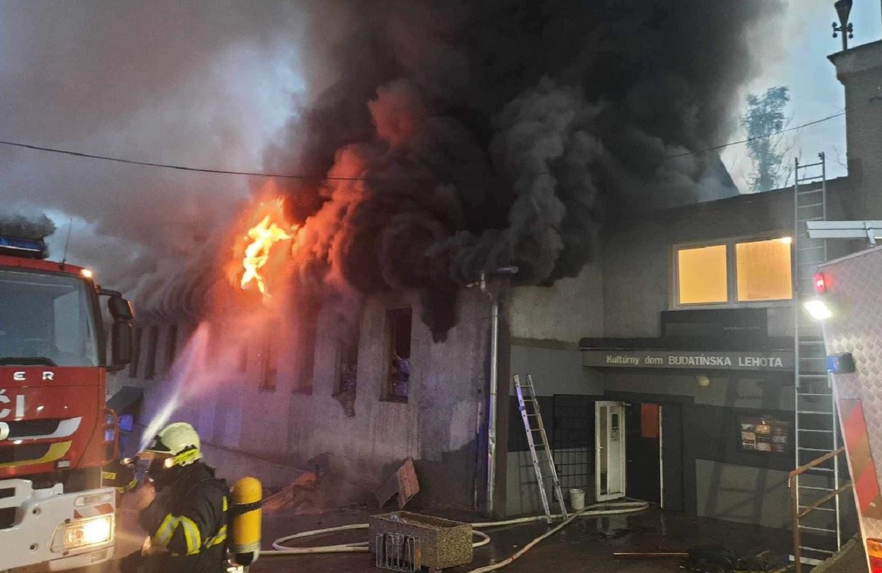 V Budatínskej Lehote horí kultúrny dom