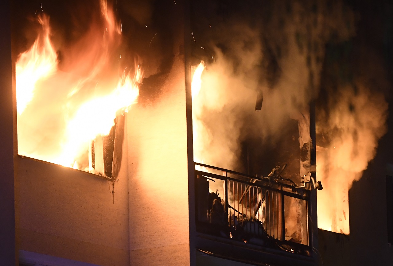 Pri požiari bytu v Košiciach sa zranilo viacero ľudí, jeden ťažko