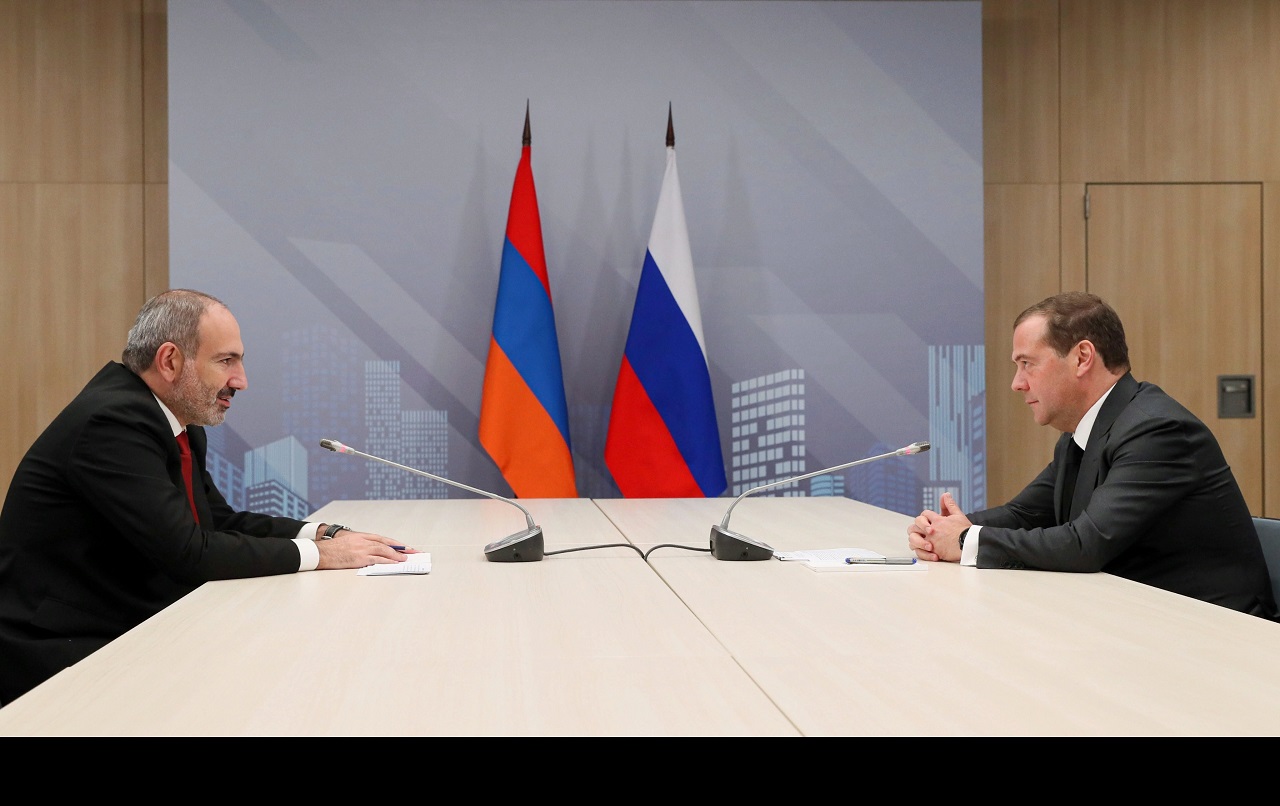 Medvedev vyniesol nad arménskym prezidentom Pašinjanom ortieľ