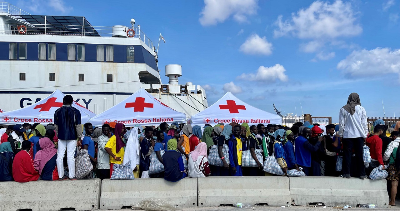 “Invázia”: Na Lampedusu dorazilo 5 000 nelegálnych migrantov za jediný deň