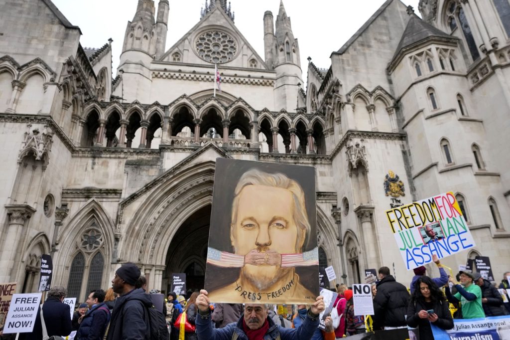 Britský súd o vydaní Assangea do USA