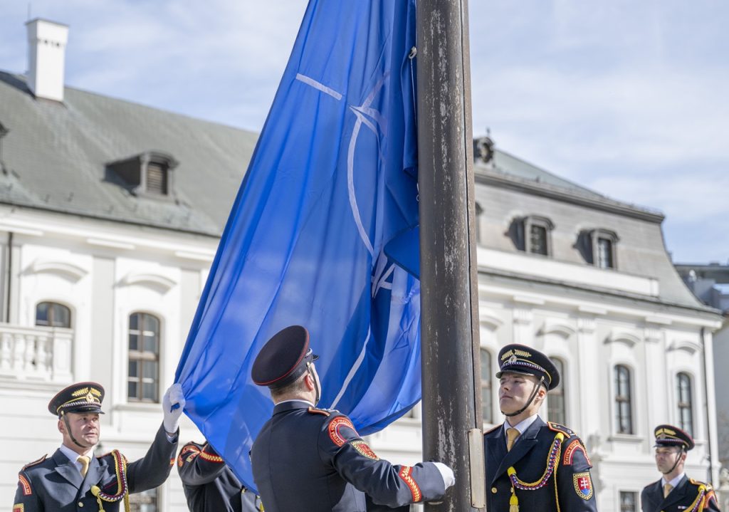 vlajka NATO Prezidentský palác