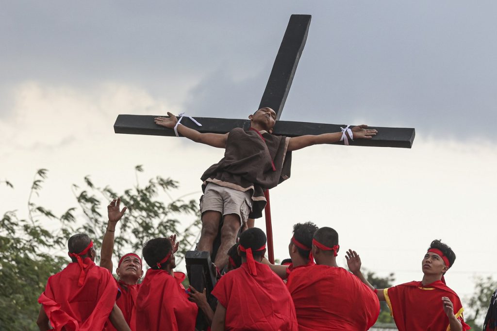 Na Filipínach sa najradikálnejší veriaci na Veľký piatok sebabičovali a nechali ukrižovať