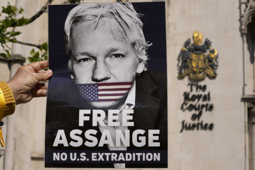 Assange sa môže odvolať proti vydaniu do USA, rozhodol súd