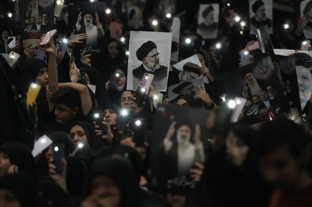 APTOPIX Iran Ebrahim Raisi úmrtie smútiaci dav