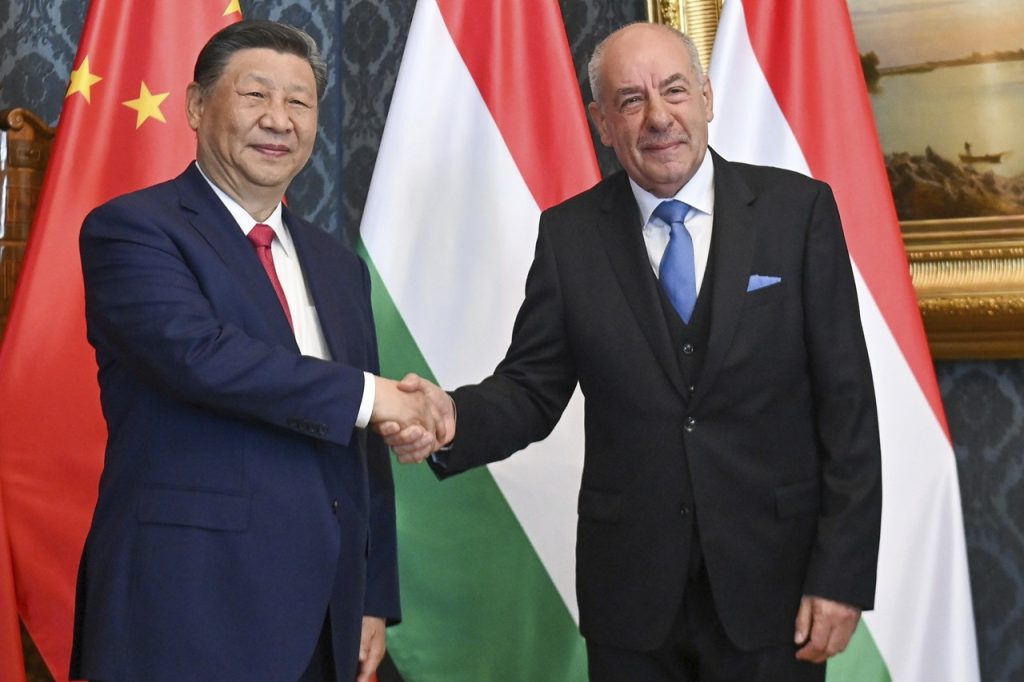 čínsky prezident Si Ťin-pching (vľavo) a maďarský prezident Tamás Sulyok