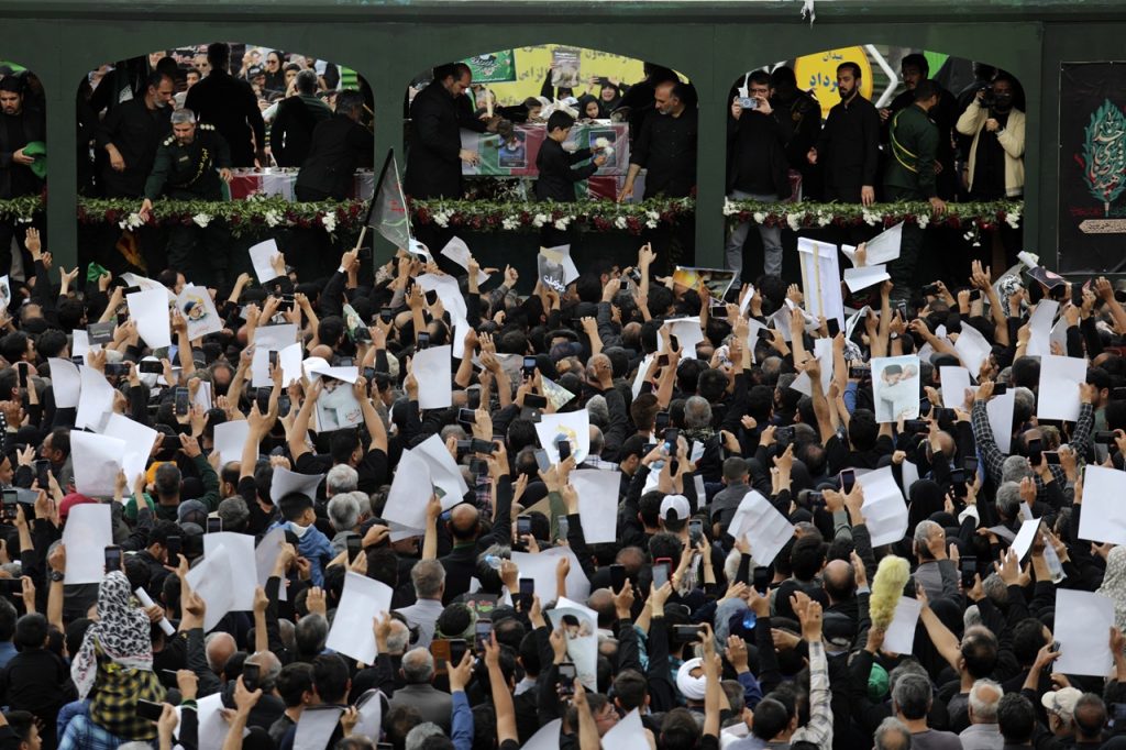 S iránskym prezidentom Ebráhímom Raísím sa v jeho rodnom meste lúčia desaťtisíce ľudí