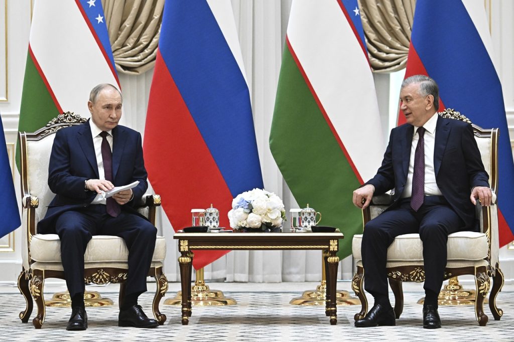 Ruský prezident Vladimir Putin pokračuje v dvojdňovej návšteve Uzbekistanu