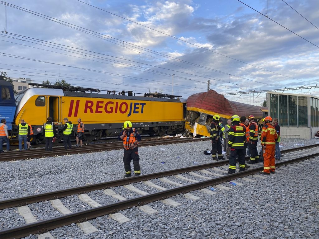 V Pardubiciach sa zrazil rýchlik s nákladným vlakom, najmenej štyria mŕtvi