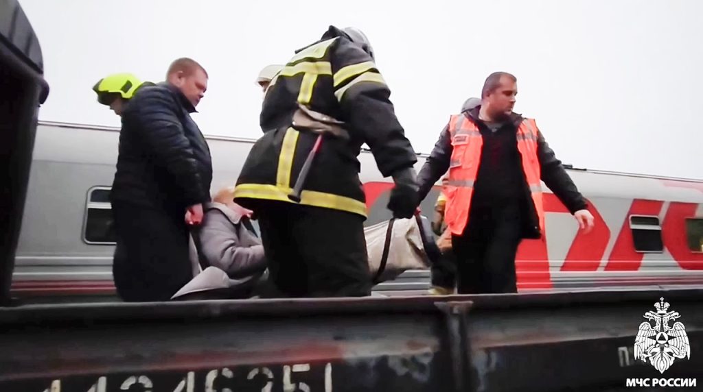 Pri vykoľajení vlaku na severe Ruska zahynuli najmenej dve osoby a jedna je nezvestná