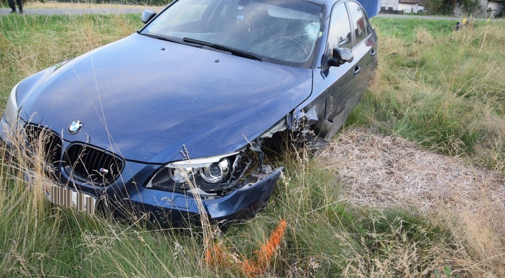 Polícia: Po zrážke auta s motocyklom odtrhlo na automobile koleso