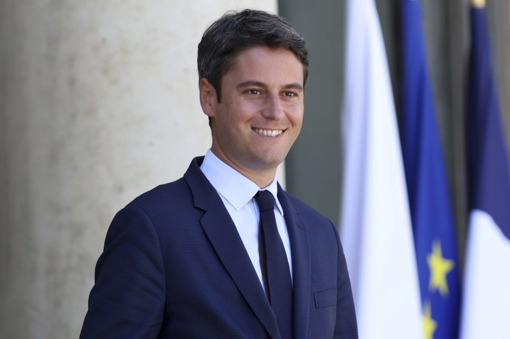 Premiér Attal oficiálne podal demisiu, jeho vláda dočasne pokračuje