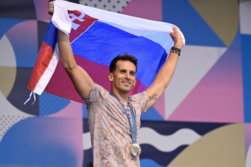 Bronzový Beňuš na Olympijsom festivale pri jazere Kuchajda