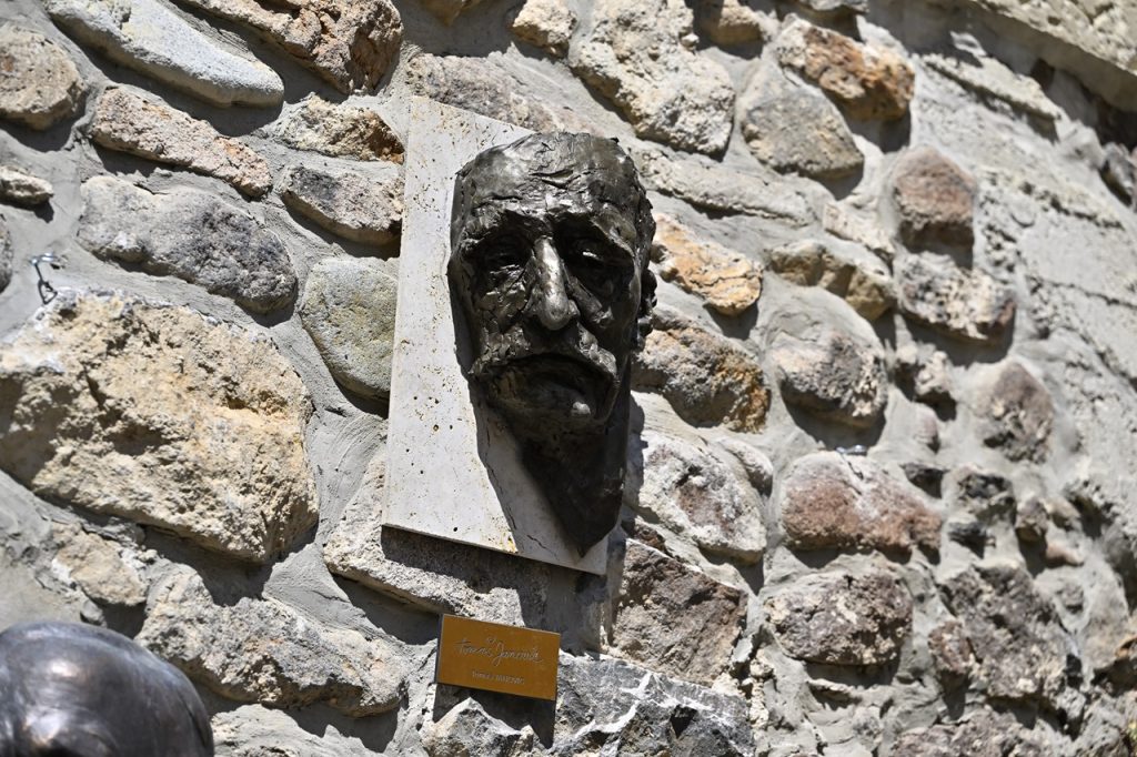 V Uličke slávnych nosov slávnostne odhalili reliéf Tomáša Janovica