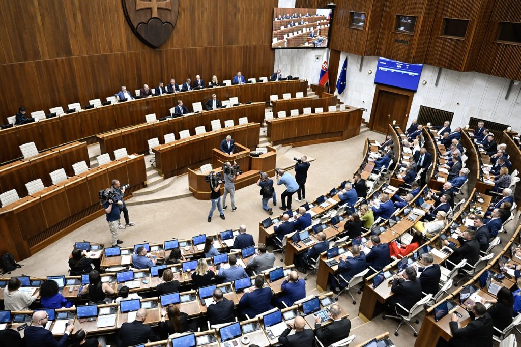 Začala sa mimoriadna schôdza k odvolávaniu podpredsedu parlamentu Šimečku