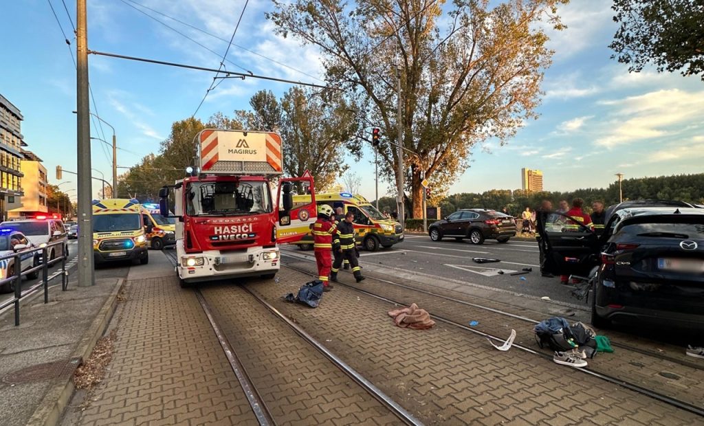 Nehoda auta s električkou v Bratislave si vyžiadala piatich zranených