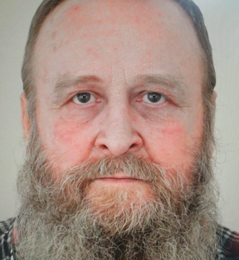 Polícia zároveň zverejnila fotografiu muža, ktorý sa nachádzal na mieste udalosti a ktorý by ju mohol svojím svedectvom pomôcť objasniť.