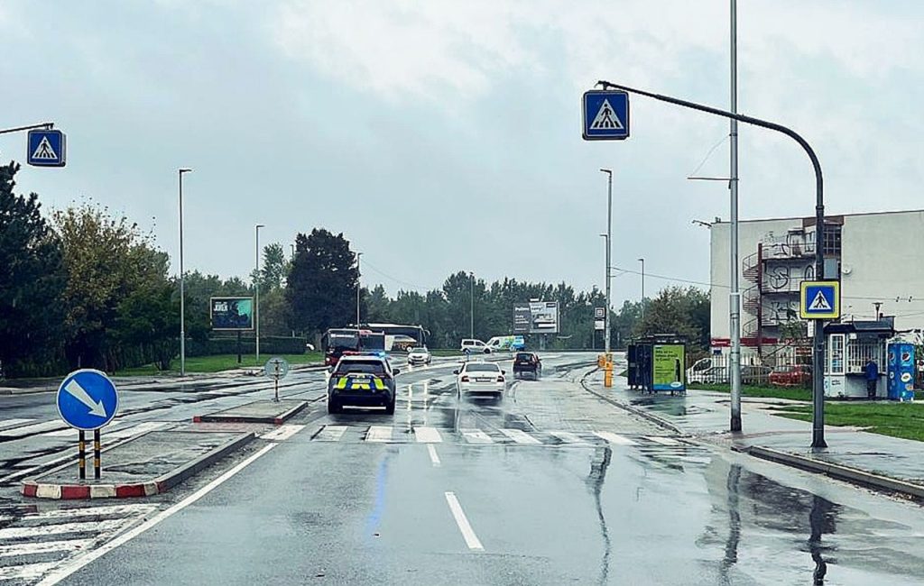 Služobné vozidlo polície zrazilo v Bratislave na priechode pre chodcov chodkyňu