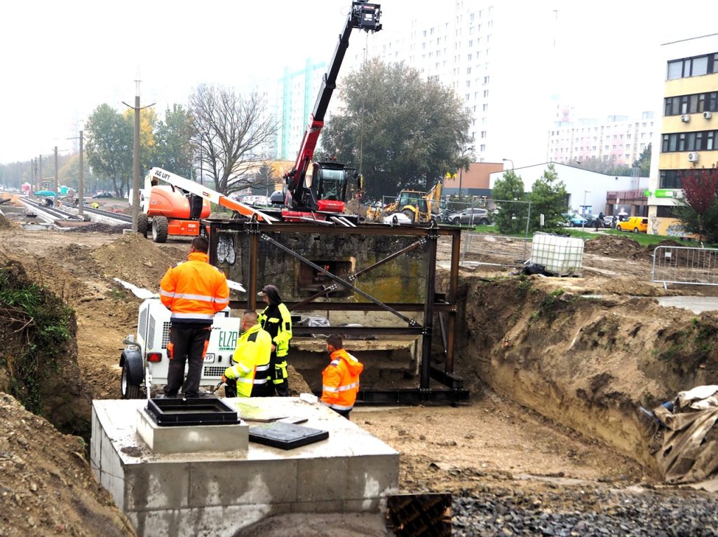 Protitankovú stenu v Petržalke, na trati električky, presunú