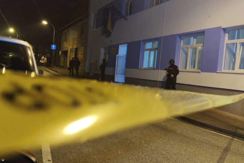 Bosna: Tínedžer zabil nožom policajta, ďalšieho zranil