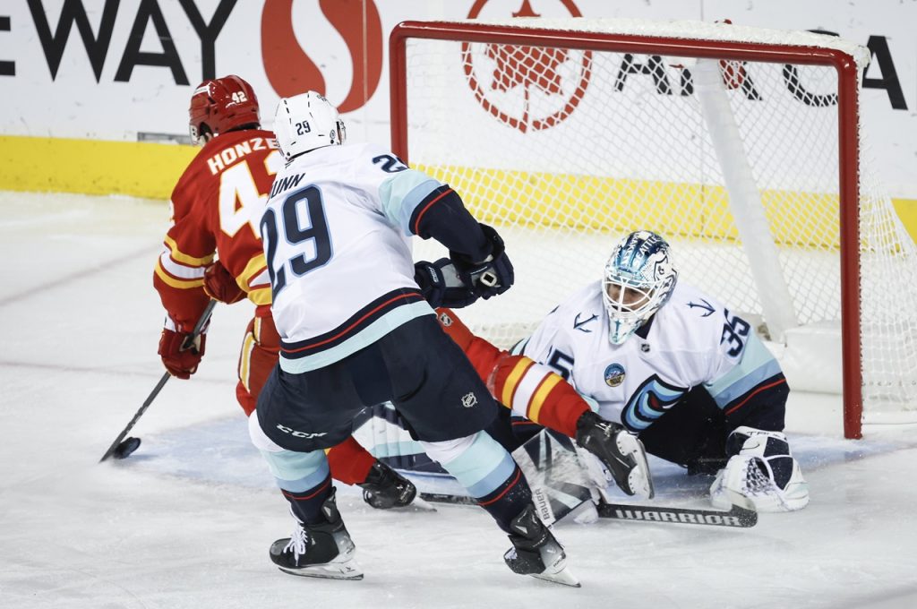 Calgary Flames - Seattle Kraken Honzek