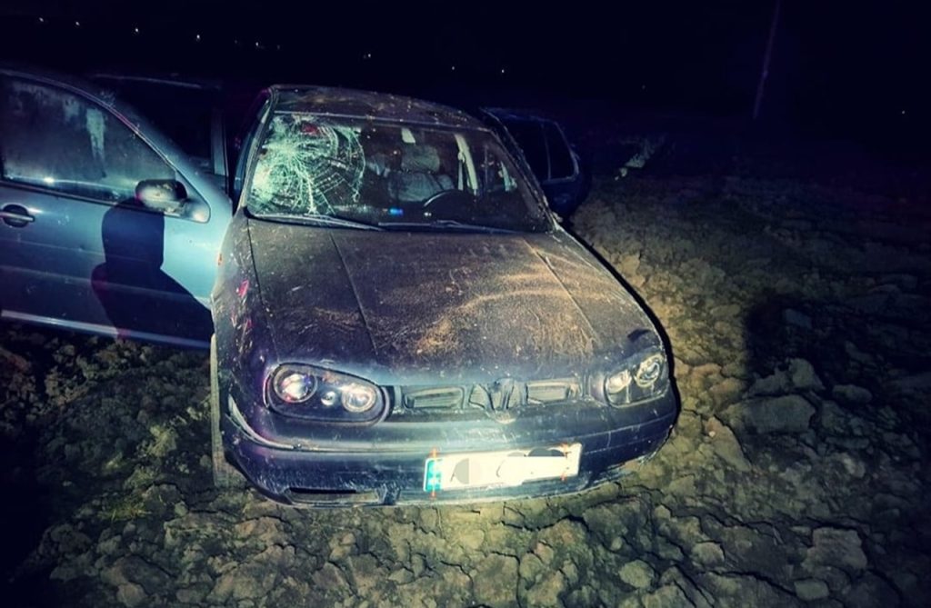 Dvaja muži v Senci unikali policajtom, s autom sa viackrát prevrátili