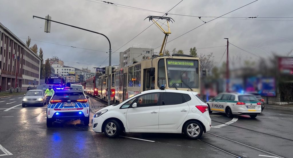 Na Račianskej ulici v Bratislave zrazila električka 88-ročnú chodkyňu