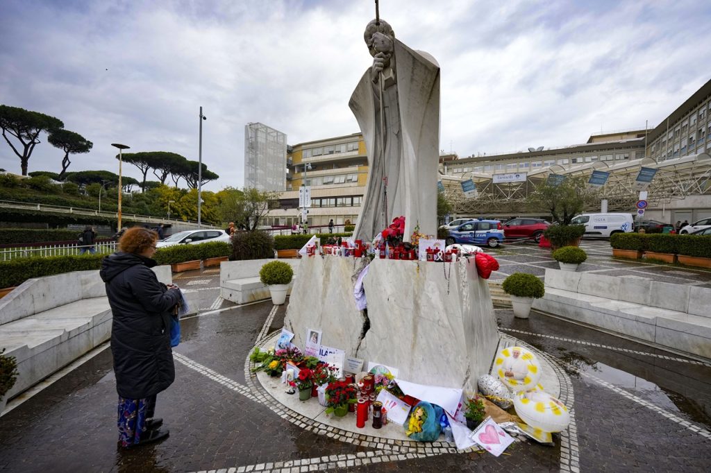 Pápež strávil v nemocnici pokojnú noc, jeho stav zostáva kritický