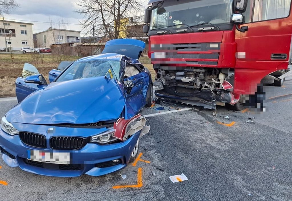 Nehoda osobného vozidla s kamiónom v obci Dlhé nad Cirochou v okrese Snina si vyžiadala život 23-ročného muža