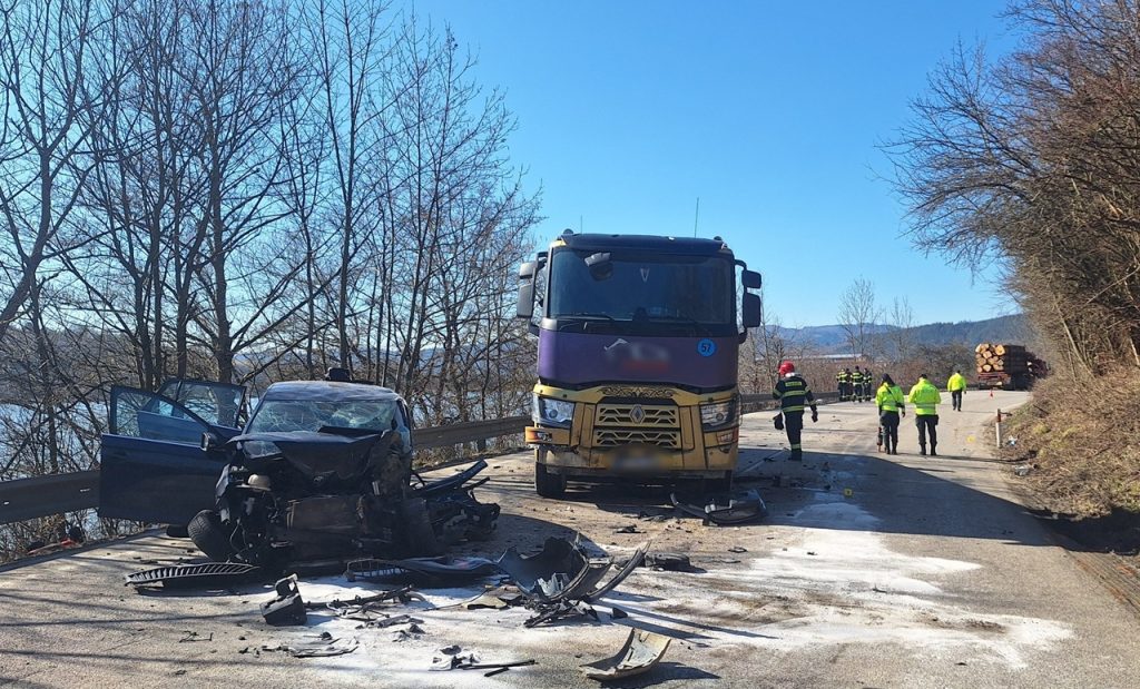 Pri nehode v Divinke sa v osobnom aute vážne zranili matka s dcérou