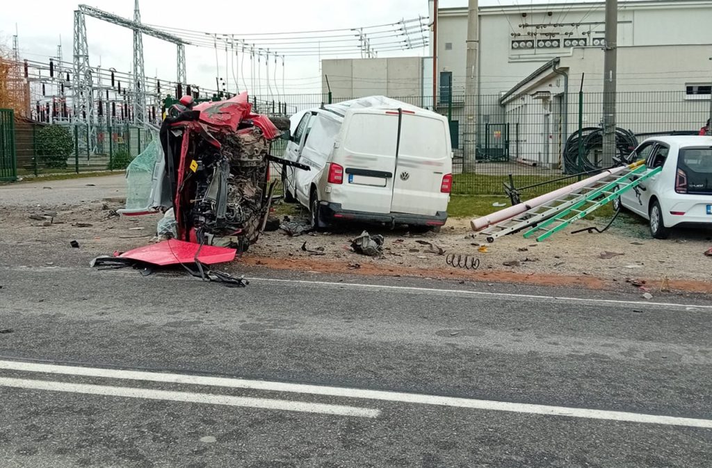 Po náraze začalo vozidlo Hyundai horieť, 84-ročný vodič neprežil