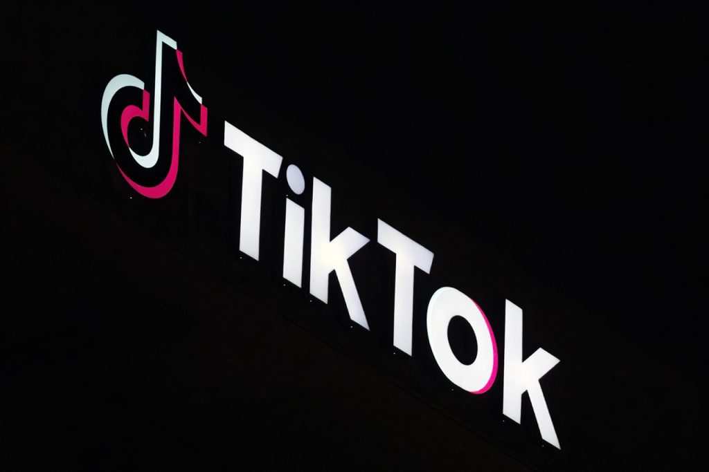 Tiktok zrušil účet muža, ktorý zosmiešňoval obeť sexuálneho násilia 