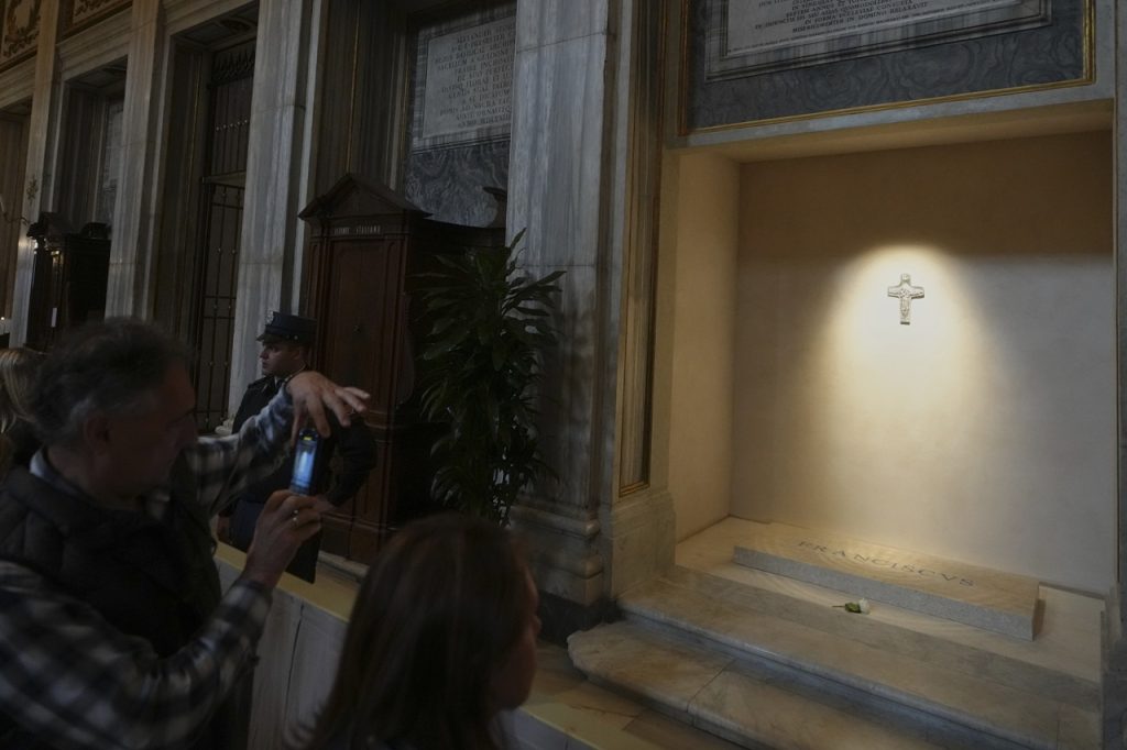 Hrob pápeža Františka sprístupnili pre verejnosť, úctu vzdávajú stovky veriacich