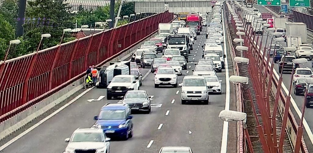 Na diaľnici D1 v smere na Senec sa stala nehoda