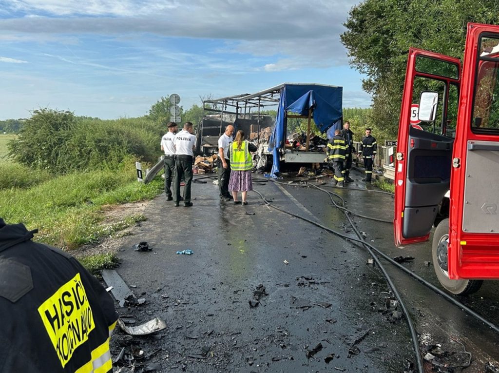 Dopravná nehoda v Kolárove si vyžiadala obete aj zranených