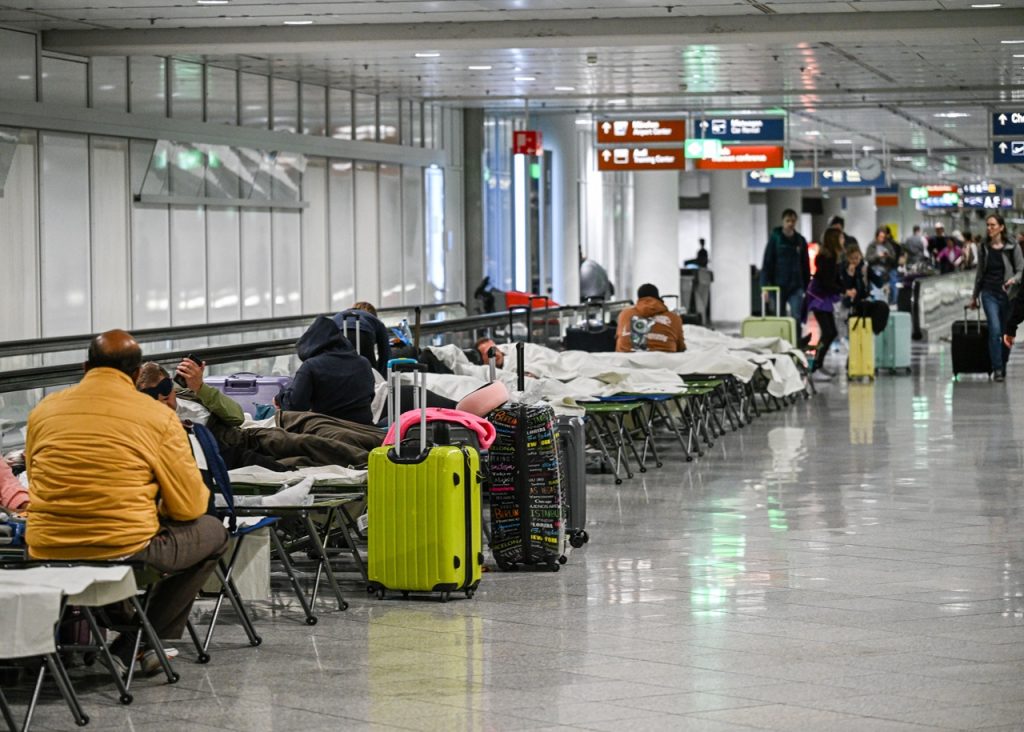 Na letisku v Mníchove spozorovali dron, prevádzku prerušili